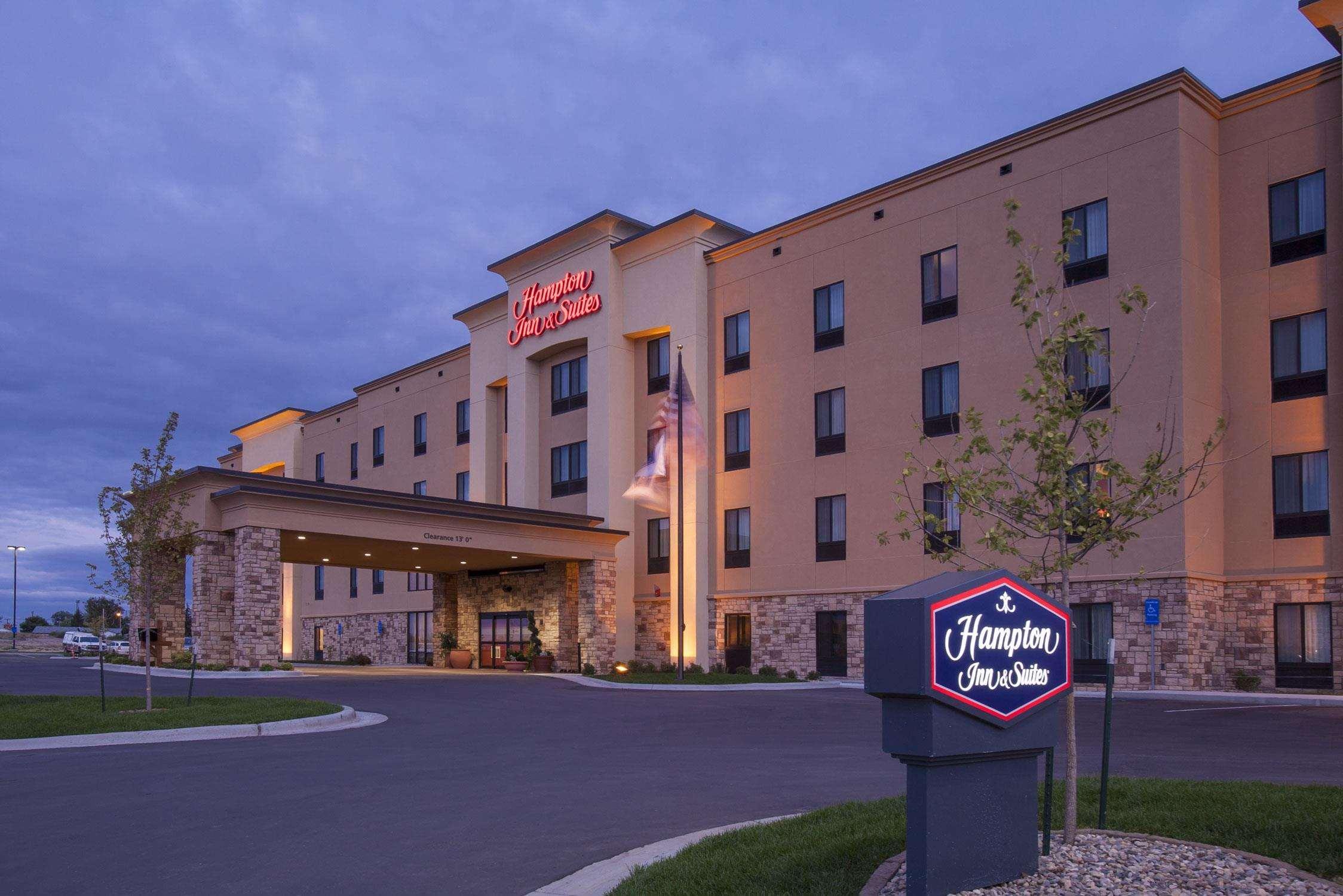 Hampton Inn & Suites Williston Exterior photo